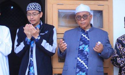 Pemberangkatan Umrah KH. Ahsan Ghozali bersama Agus H. Muhammad Faruq Sekeluarga