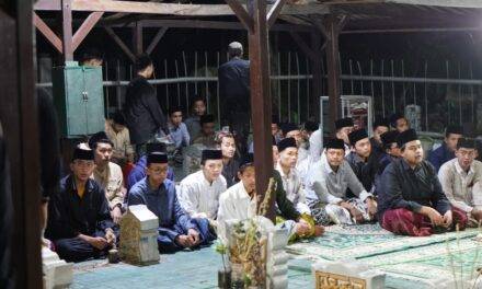 Ngalap Berkah Haul Masyayikh Langitan ke-55, Para Peserta BMK Berziarah ke Maqbarah Masyayikh Langitan