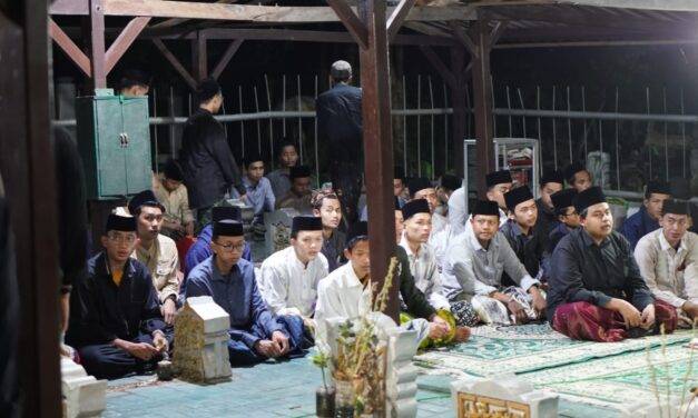 Ngalap Berkah Haul Masyayikh Langitan ke-55, Para Peserta BMK Berziarah ke Maqbarah Masyayikh Langitan